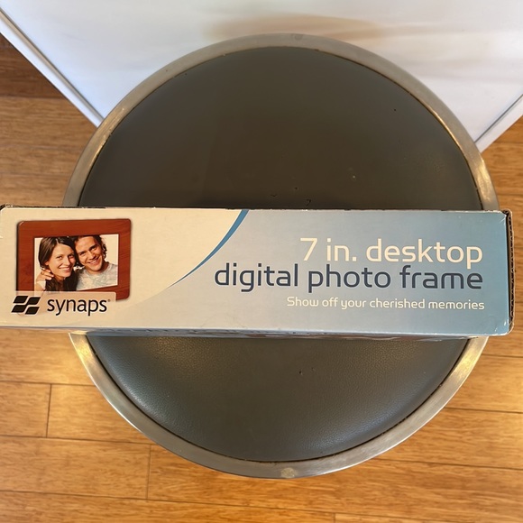 New Synaps 7-inch Digital Photo Frame with Photo Frame, AC Power Adapter, Manual - Picture 2 of 7